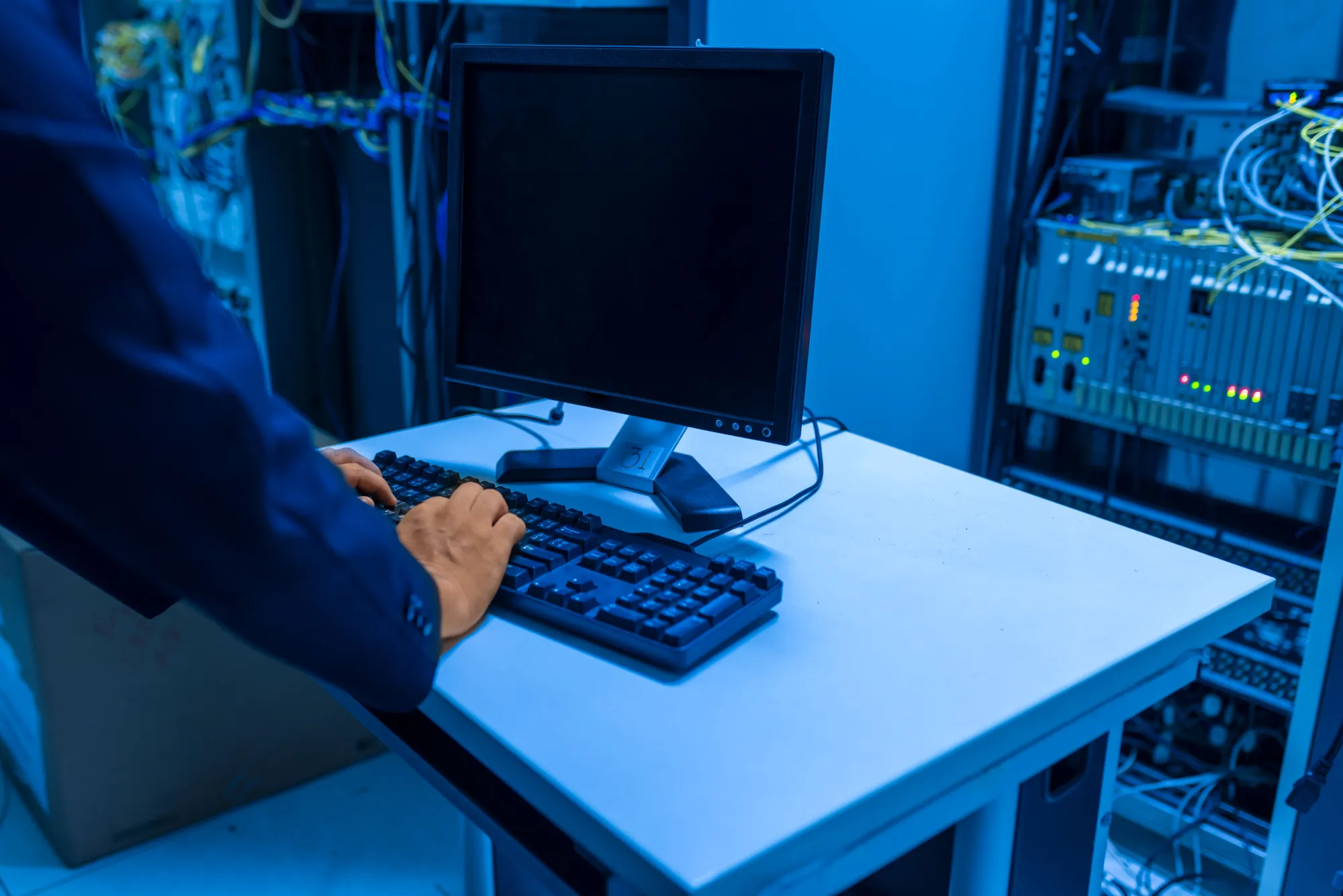 IT-специалист работает в серверной